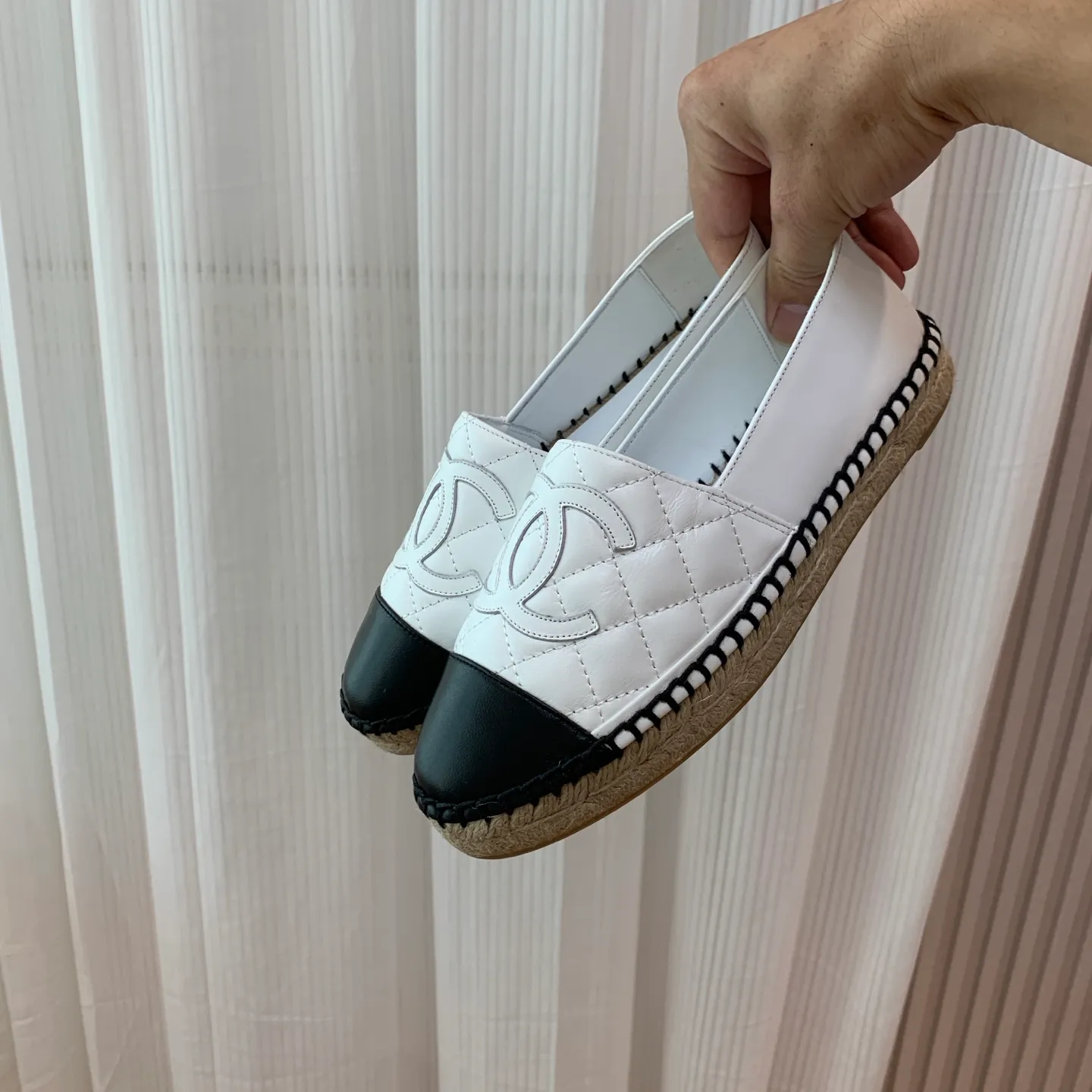👟👟Ex-factory price 480👟👟 👑New colors are coming ✌️The new version of Chanel fisherman shoes is coming❗️Delivered in a complete set of top-notch packaging. The quality of my fisherman shoes has not been introduced much, everyone who has tried it knows it! The original customized upper, and my outsole is the original translucent outsole, the opaque outsole is the wrong version, full set of authentic packaging ❗️ size: 35-40, running price